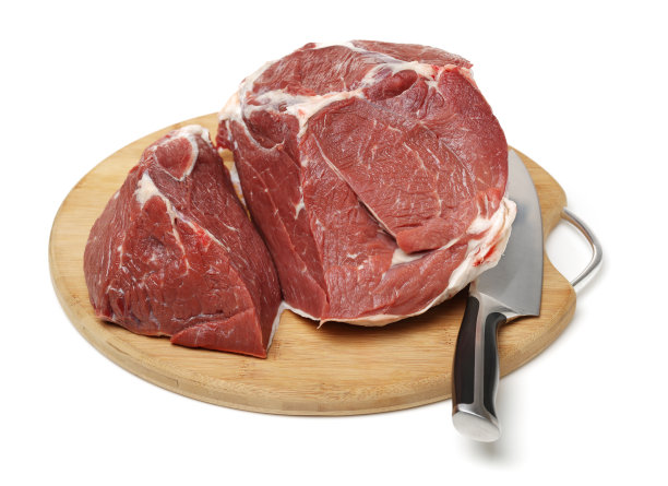 孤立的大块牛肉片在白色的背景图片下载