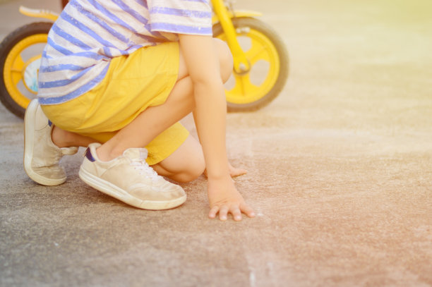 小男孩的特写，开始有选择的跑步。图片下载