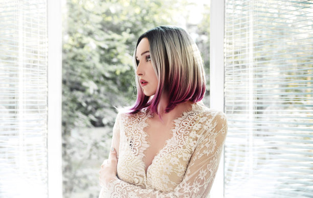 年轻女子透过窗户看图片下载