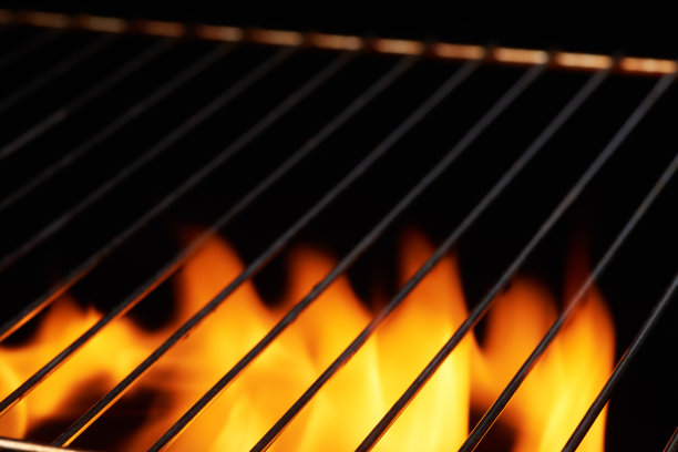 用火焰清空干净的黑色烤架。烹饪食物的背景图片下载