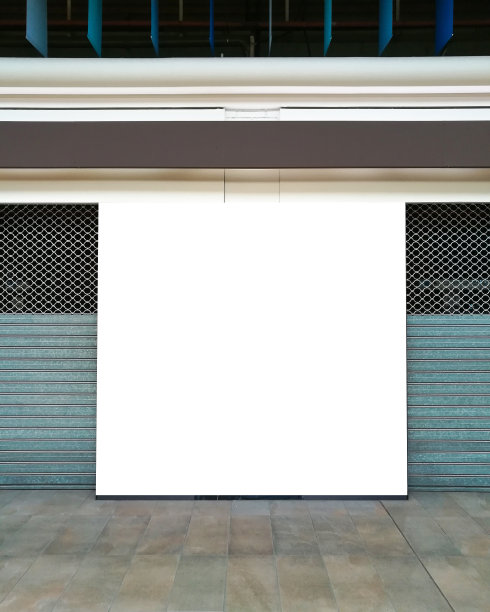 大型广告牌的模型在购物中心附近关闭的商店与卷帘门图片下载