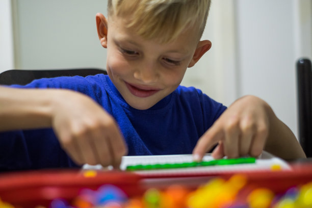 小男孩因为玩拼图游戏而高兴图片下载