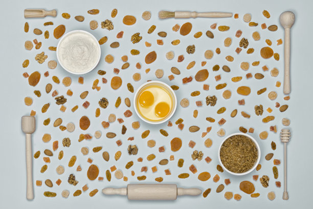 配料蛋糕在蓝色的背景。图片下载