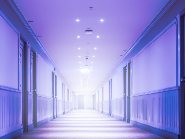 神秘的蓝色调模糊长走廊图片下载