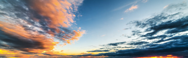 撒丁岛日落时的壮观天空图片下载