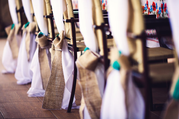 带有粗麻布的乡村风格宴会椅。图片下载