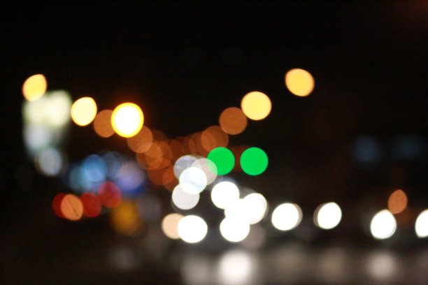 灯光散景和夜间交通的抽象背景图片下载