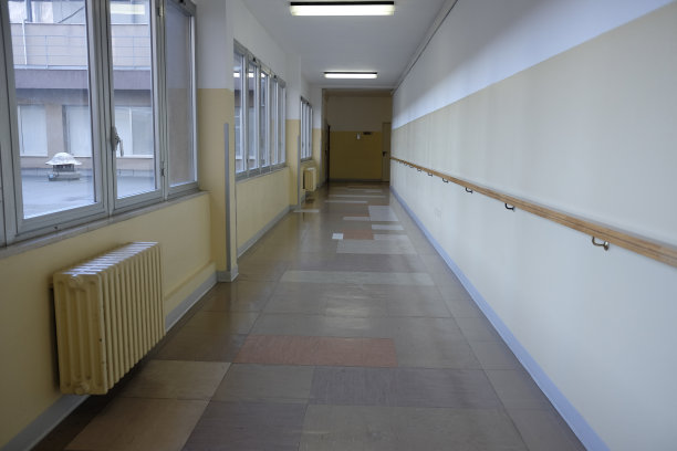 医院走廊里空荡荡的图片下载