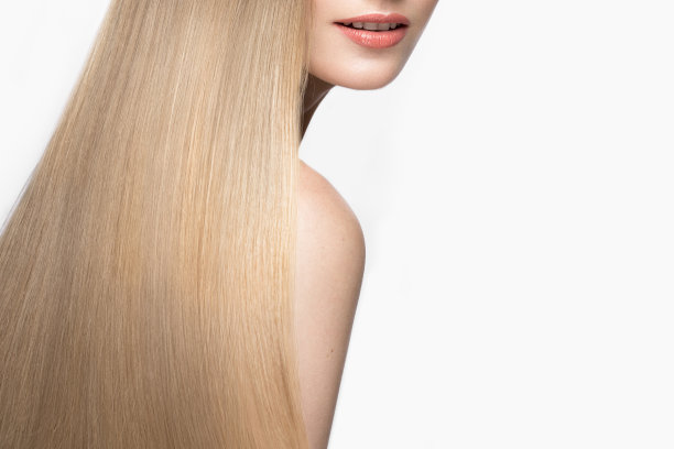 漂亮的金发女孩，一头完美光滑的头发，经典的妆容。美丽的脸。图片下载