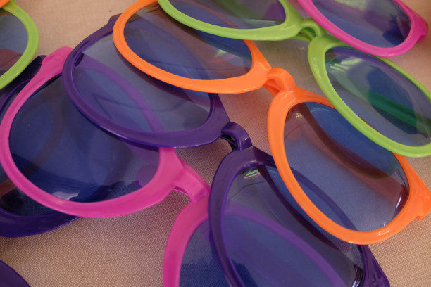 小丑戴的彩色眼镜图片下载