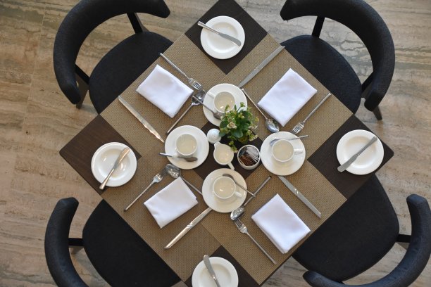 低头看着桌子图片下载