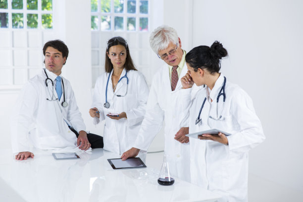 在实验室工作的医生团队....使用数字平板电脑图片下载