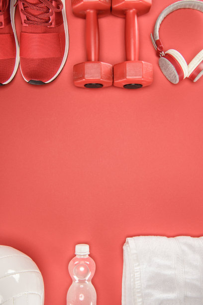 运动器材与鞋，哑铃，球和耳机隔离在红色图片下载