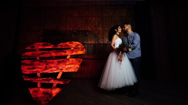 婚礼的摇滚风格。摇滚或摩托车婚礼。图片下载