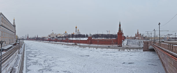 俄罗斯莫斯科的克里姆林宫墙和莫斯科河。图片下载