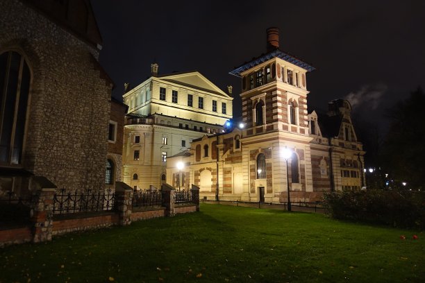 尤利乌什·索瓦茨基剧院的旧发电厂夜景图片下载