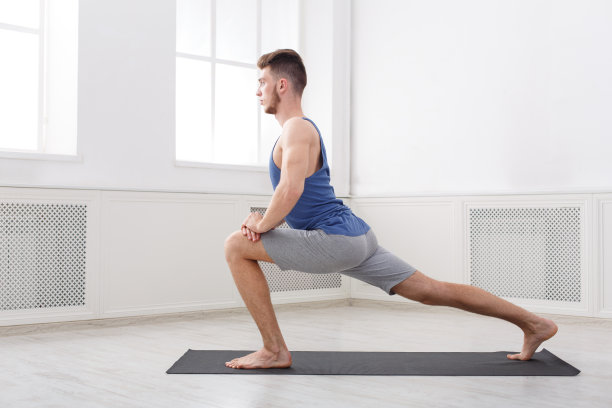 男子在室内白色背景下伸展图片下载