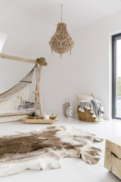 带有装饰吊灯的客厅图片下载