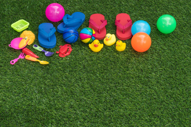 收集的触发器对象和玩具在绿色草地上为背景图片下载