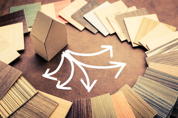 房子的设计理念与材料样品房子模型在木制背景与免费copyspace为您的想法文本图片下载