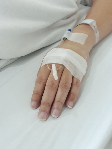 为住院病人关闭生理盐水静脉滴注。图片下载