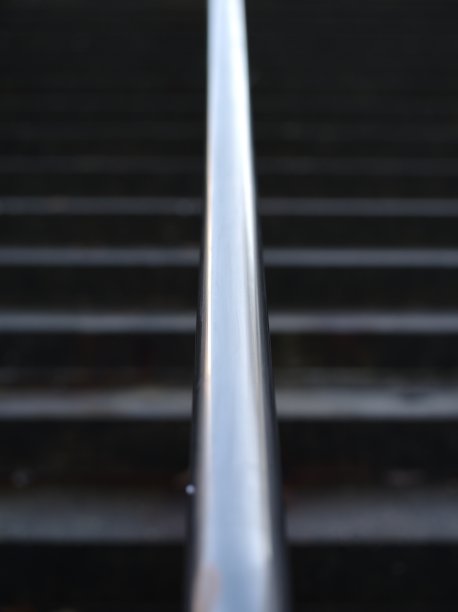 冰冷楼梯的金属栏杆图片下载