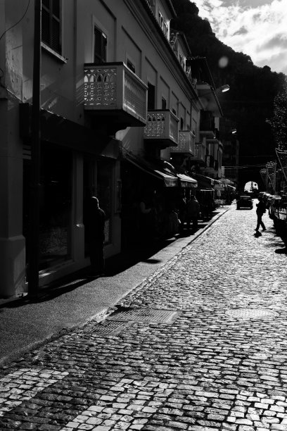 街道上的光影-单色图片下载