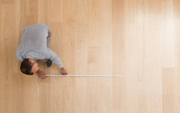 建筑师正在采取措施的新硬木地板。家居及保养概念图片下载