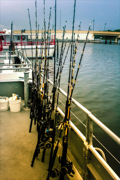 甲板上的钓竿准备好了出海捕鱼。图片下载