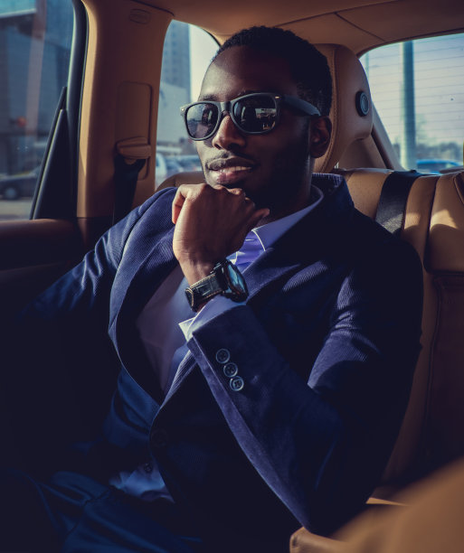 穿西装戴墨镜的黑人。图片下载