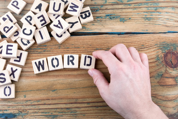 词。木制的字母放在办公桌上，提供信息和沟通的背景图片下载