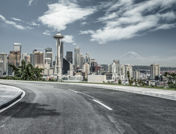 空旷的城市道路穿过西雅图的现代摩天大楼图片下载