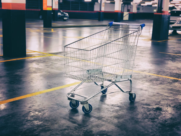 空空的超市手推车停在停车场。图片下载