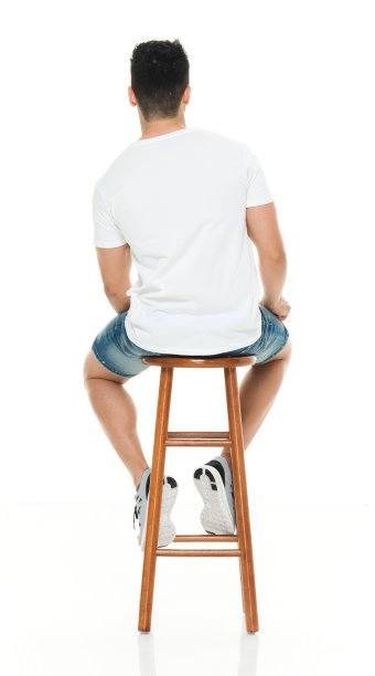 坐在凳子上的人图片下载