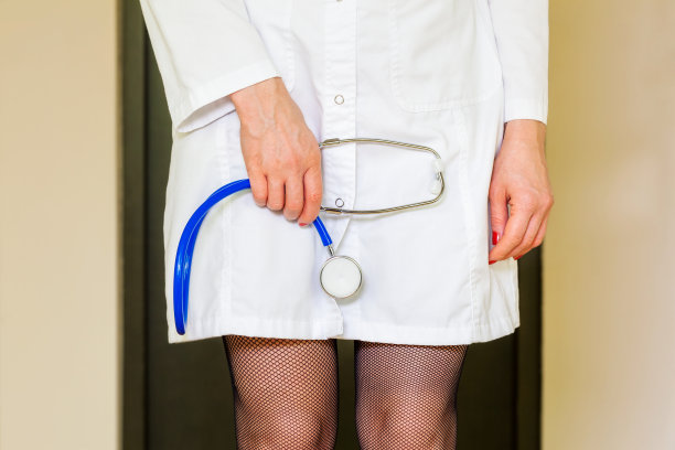 女性，家中有听诊器图片下载