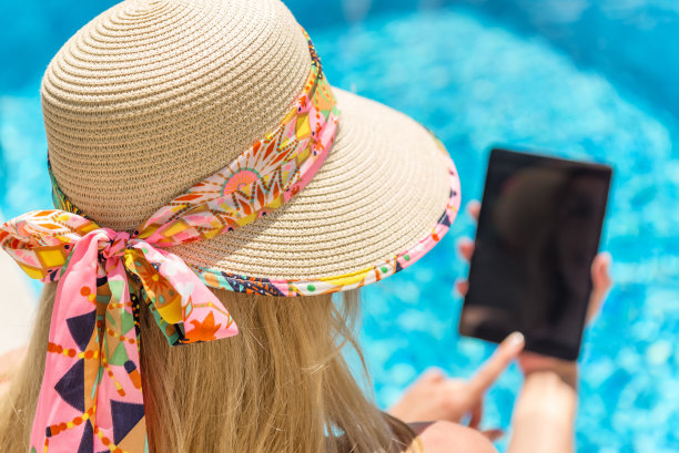 使用数字平板电脑和暑假图片下载