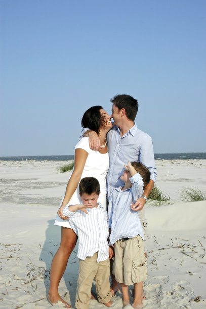 海滩上的家人图片下载