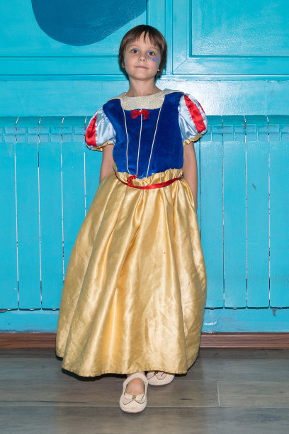 一个穿衣服的小女孩。图片下载