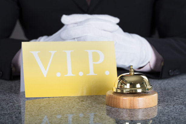 服务员靠近服务台和贵宾卡图片下载