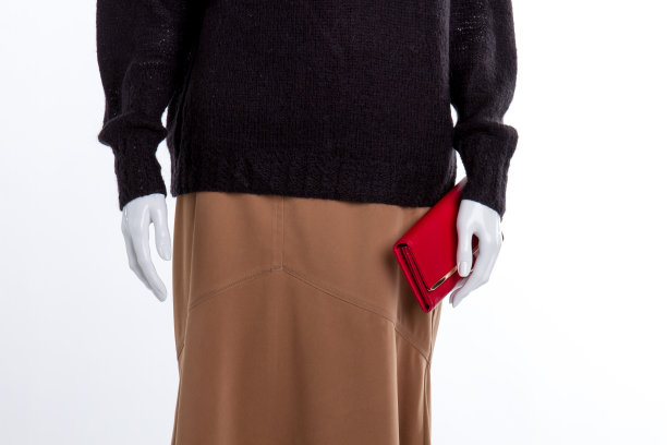 把黑色毛衣和棕色裙子收起来。图片下载