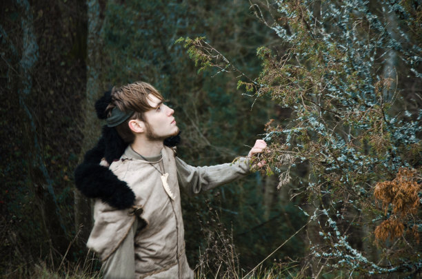 穿着蛮族服装的人图片下载