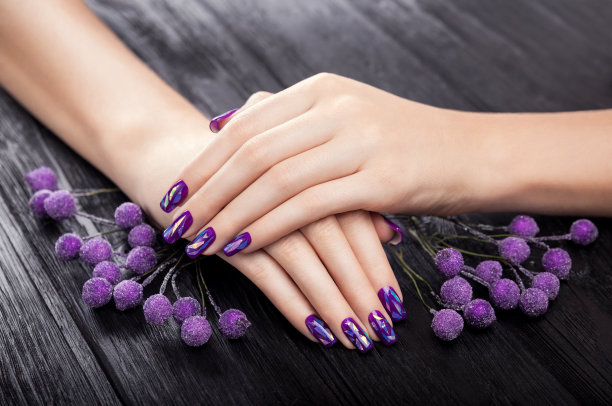 黑色背景上的紫色碎玻璃美甲图片下载