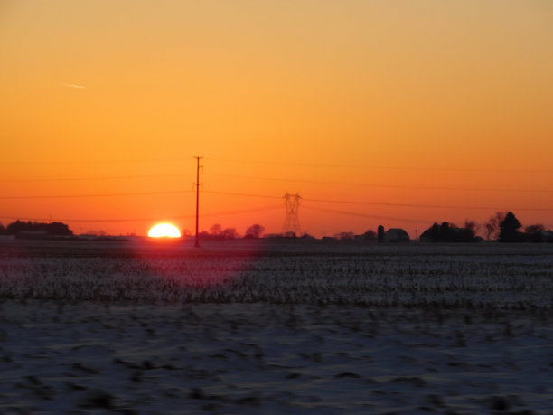 白雪皑皑的日落图片下载
