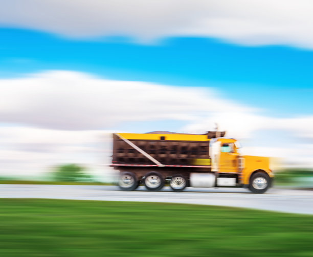 高速公路上的自卸卡车图片下载