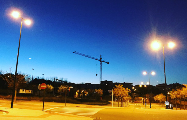 起重机在黎明图片下载