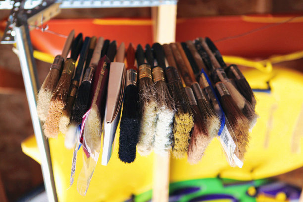 旧的和新的油漆刷挂成一排图片下载