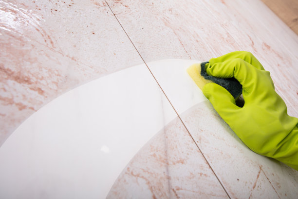 双手戴着橡胶手套擦洗厨房图片下载