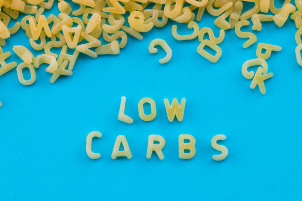 从意大利面字母创建的文本概念照片-低碳水化合物图片下载