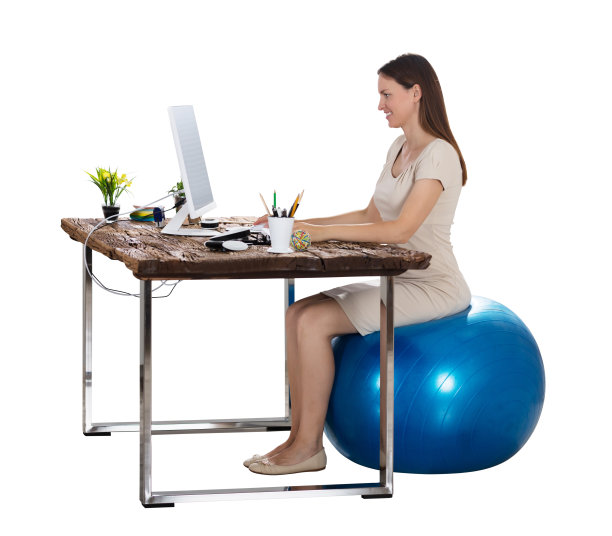 微笑的年轻女子在电脑上工作图片下载