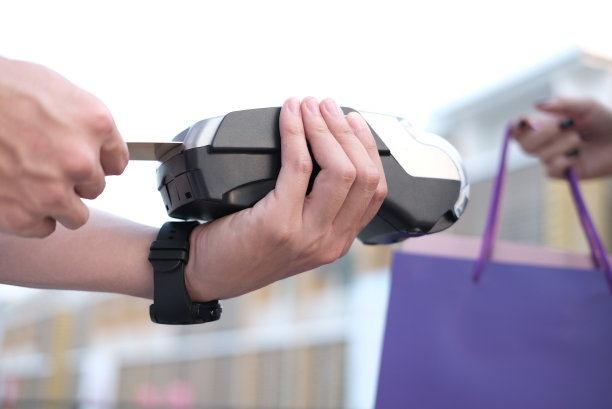 女子用信用卡在终端刷卡付款。客户使用电子数据中心或刷卡机付款。购买和销售产品或服务图片下载